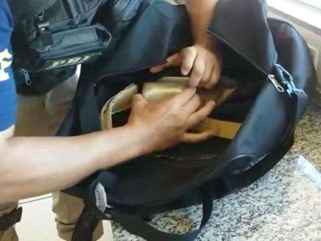 Jovem &eacute; preso ao ser flagrado pela PRF com 6 quilos de coca&iacute;na na bagagem 