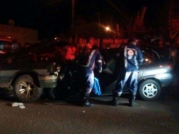 Acidente entre carro e camionete deixa duas pessoas presas &agrave;s ferragens