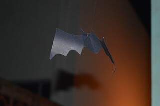 Morcego de papel foi parte da decoração sombria (Foto: Alana Portela)