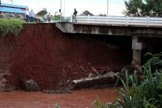 Ponte foi interditada após desmoronamento (Foto: Divulgação)