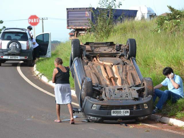  Rapaz de 23 anos fica ferido em capotagem na avenida Redentor em Campo Grande
