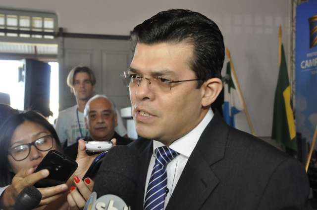 Prefeito arrenda hospital, acompanha ministra e assina conv&ecirc;nio