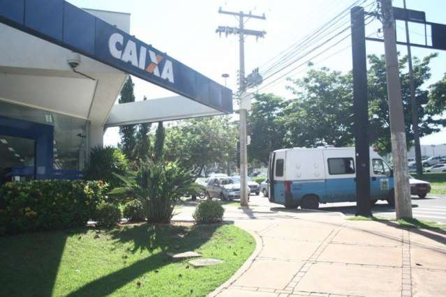 Pol&iacute;cia escolta presos para sacar benef&iacute;cios e at&eacute; seguro-desemprego