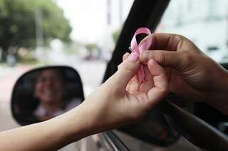 Voluntárias saem às ruas para conscientizar mulheres sobre o câncer de mama. (Fotos: Cleber Gellio)