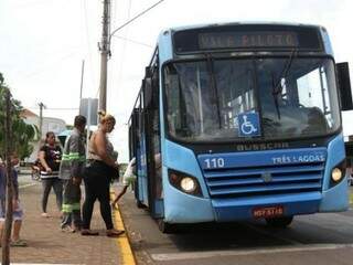 Passageiros entrando em um dos ônibus da cidade. (Foto: Arquivo/JPNews) 