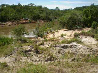 Erosão às margens do Rio Verde. (Foto: PMA)