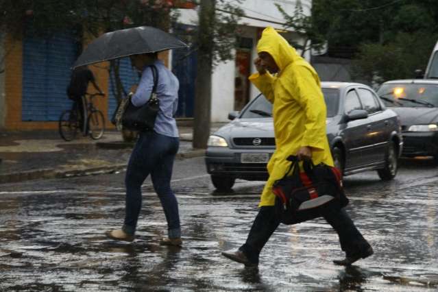 Dia amanhece com chuva e Inmet alerta para alagamentos e descarga el&eacute;tricas 