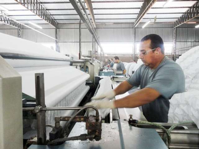 Ind&uacute;stria fecha julho com deficit e gera&ccedil;&atilde;o de empregos &eacute; a pior em 4 anos