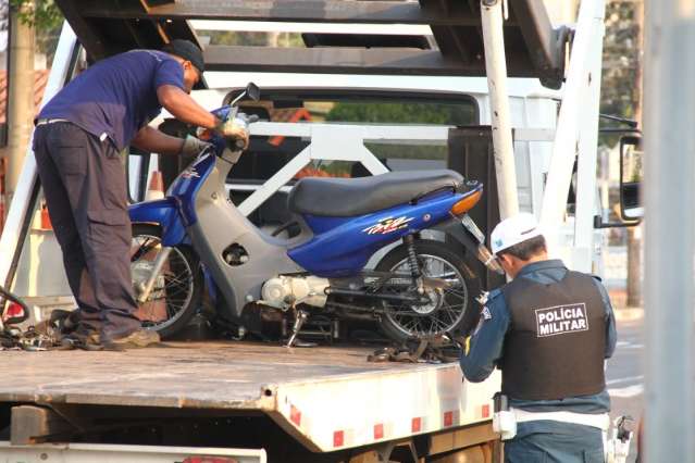 Caminh&atilde;o derruba e fios enroscam em pesco&ccedil;o de motociclista no Centro