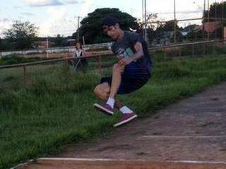 Atleta treina modalidade de salto no Centro Olímpico da Vila Nasser. (Foto: Divulgação)