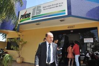 Mochi, em frente ao PMDB, diz que partido não teve nome competitivo para disputar Capital. (Foto: Marcelo Calazans/Arquivo)