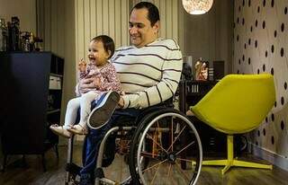 Jairo Marques, com a filha Elis, na sua casa em São Paulo (Foto: Eduardo Anizelli/Folhapress)
