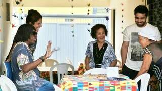 Milton Nascimento conversa com Dona Isabel (meio) e uma das tias de Danilo (na frente). Foram elas que prepararam o cardápio.