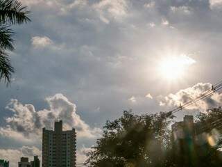 Sol aparecendo no início da manhã desta quarta-feira na Capital. (Foto: Henrique Kawaminami)