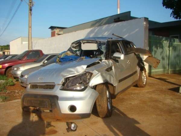 Ap&oacute;s capotagem, motorista foge e Pol&iacute;cia aprende 700 kg de droga