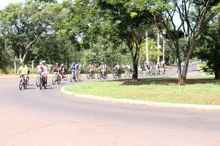 No domingo de manhã, por exemplo, as vias do parque são tomadas de ciclistas que fazem do seu espaço. (Foto: André Maganha)