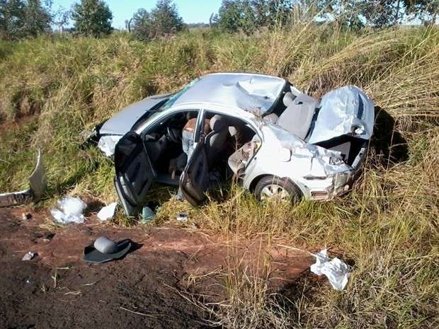 Carro capota na volta de visita do Papa e tr&ecirc;s jovens saem ilesos na MS-276