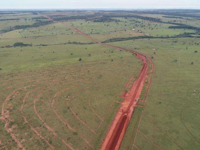 Prefeitura reinicia terraplanagem e drenagem no anel vi&aacute;rio