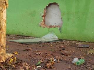 Muro de serralheria foi quebrado durante batida, na Avenida Mascarenhas de Morais (Foto: André Bittar) 