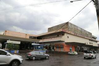 Prédio está praticamente abandonado após a desativação da rodoviária e do terminal de transbordo (Foto: Arquivo)