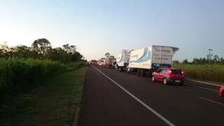 Em Nova Alvorada do Sul, o bloqueio na BR-163 já causa congestionamento. (Foto: Willian Ballok)