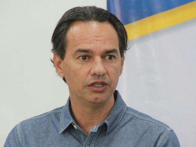 Revis&atilde;o de penduricalhos ainda n&atilde;o garante sal&aacute;rio em dia, diz prefeito