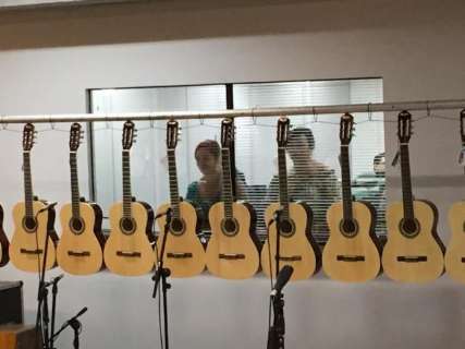 Sesc recebe doação de 17 violões que serão usados em projetos sociais
