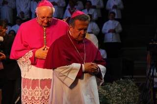 Novo bispo auxiliar (à esquerda) e dom Dimas participam de celebração. (Foto: Fernando Antunes)