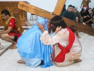 Encontro de Jesus Cristo com sua mãe, Maria, enquanto era torturado. (Foto: Paulo Francis)