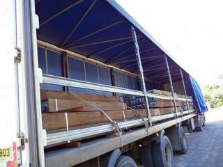 Além do veículo, foram apreendidas 22m³ de madeira serrada.  (Foto: divulgação)