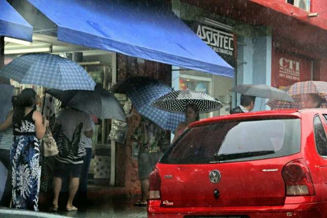Chuva transborda encanamento e esgoto alaga casa no bairro Amamba&iacute;