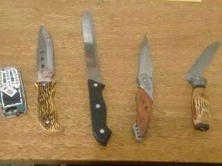 Facas e canivetes utilizados pelo homem para ameaçar esposa e filha em Anaurilândia (Foto: Divulgação / PM)