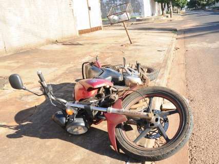 Motociclista desorientado bate em lixeira e assusta moradores do Tijuca