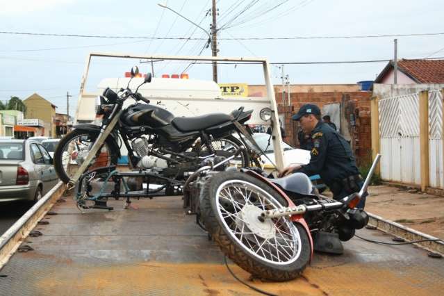 Pol&iacute;cia fecha local de desmanche de motos no bairro Guanandi II