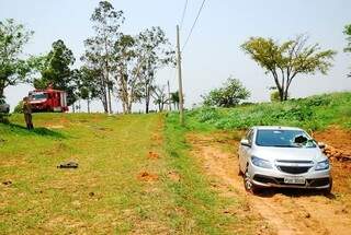 Veículo parou à margem da BR-267. (Foto: Tiago Apolinário/ Da Hora Bataguassu)