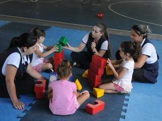 Educadoras interagem com crianças durante jogo em colônia de férias da escola Paulo Freire (Foto: Paulo Francis)