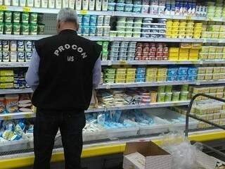 Fiscais do Procon/MS durante ação em supermercados (Foto: Reprodução/ Procon-MS)