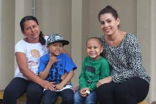 Ruth e o filho, Matheus, ao lado de Calebe e a mãe, Márcia, durante tratamento no Hospital Universitário, em Campo Grande. (Foto: Marcos Ermínio)