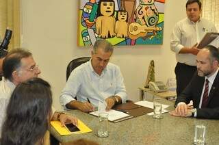 Com o termo assinado Reinaldo Azambuja pretende agilizar o atendimento na Defensoria (Foto: Marcelo Calazans)