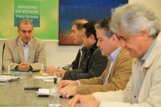 Governador do Estado, Reinaldo Azambuja (PSDB), em reunião com o prefeito Alcides Bernal (PP). (Foto: Marcos Ermínio)