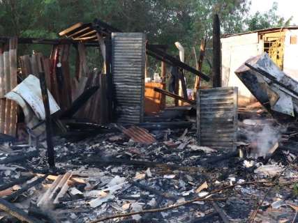 Incêndio destrói três barracos de madeira no Bairro Nova Jerusalém 