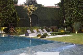 Gilberto investe em piscinas que parecem extensão dos jardins; Pedra ornamental, com variações de verde em sua coloração, ideal para piscinas, espelho d’água e áreas molhadas em geral 
