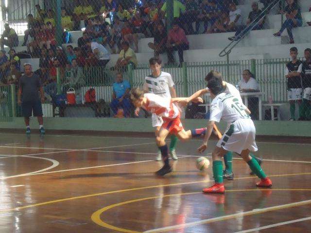 Copa Pelezinho de futsal define primeiros finalistas em cinco categorias