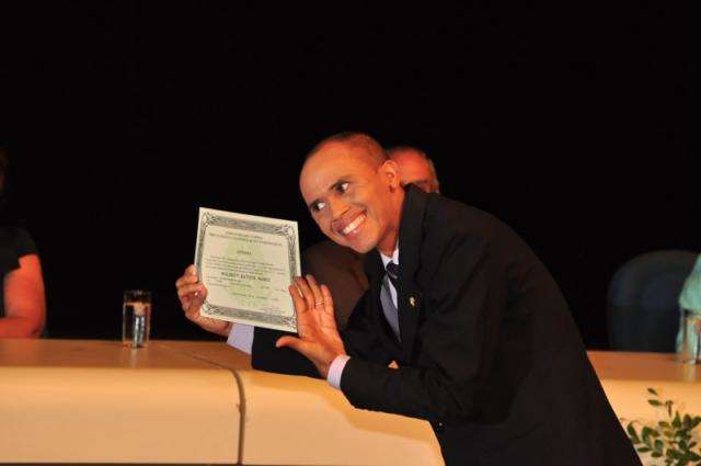 Diploma&ccedil;&atilde;o tem palmas, vaias e at&eacute; vereador agradecendo de joelhos