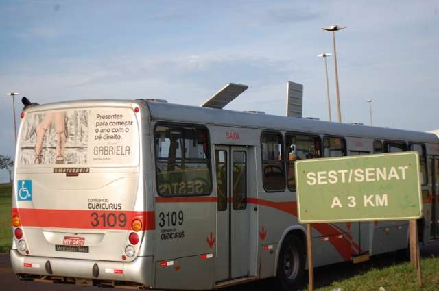 Adolescente cai de &ocirc;nibus ao &quot;surfar&quot; em teto e fica ferido na Capital