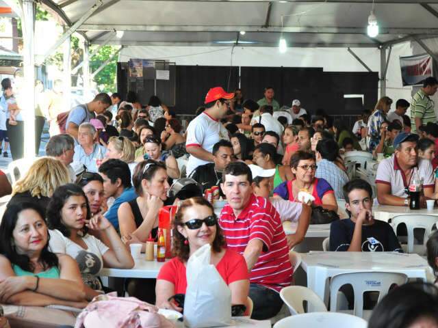 Movimento no Festival do Pastel aumenta no final do dia e &eacute; op&ccedil;&atilde;o de Happy Hour na Capital