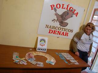 Ela foi presa na noite de ontem com 433 comprimidos sem procedência. (Foto: Pedro Peralta)