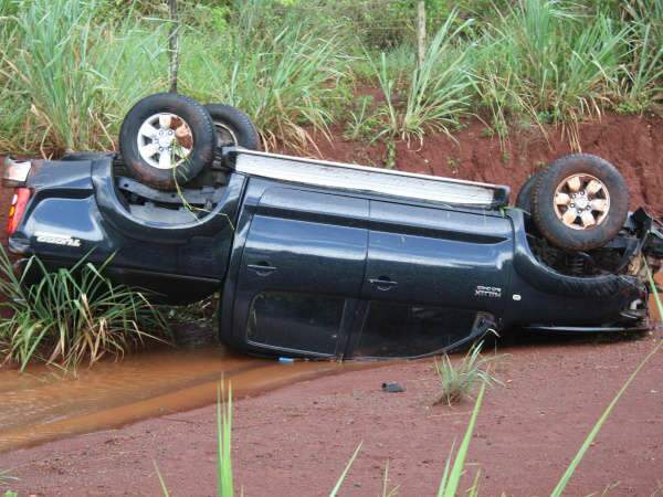  Caminhonete capota em Dourados e deixa uma pessoa ferida  