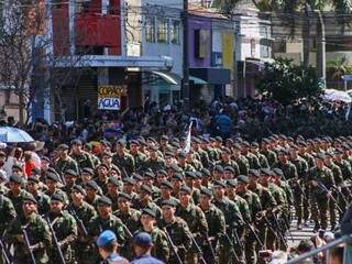 Militares durante desfile do ano passado na Capital (Foto: Henrique Kawaminami/Arquivo)