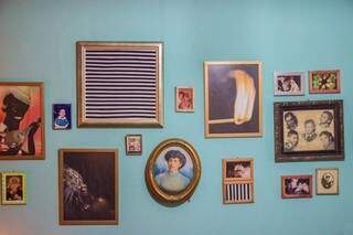 Na parede da sala, fotos da família dela, dele e dos avós. (Foto: Fernando Antunes)